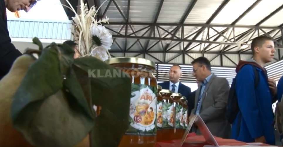 Deçan: Mbahet panairi i bletarisë dhe gështenjave (VIDEO)