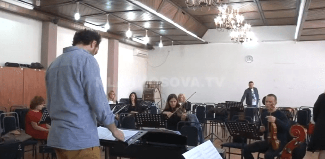 Filharmonia gati për koncert, por nuk ka sallë (VIDEO)