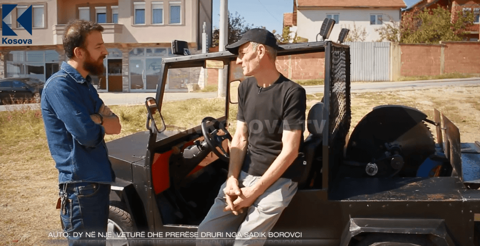 Dy në një, veturë dhe prerëse e drunjve e punuar nga Sadik Borovci (VIDEO)