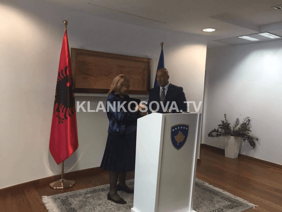 Haradinaj nderon me "Hartën e Artë të Kosovës" Helena Kadarenë (FOTO)