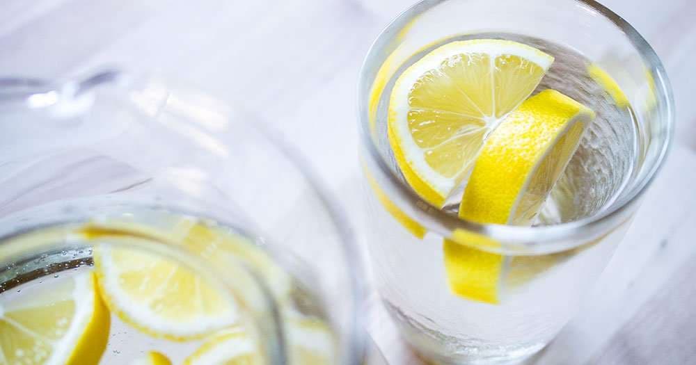Ujë të ngrohtë me limon për mëngjes, largon toksinat dhe stimulon metabolizmin