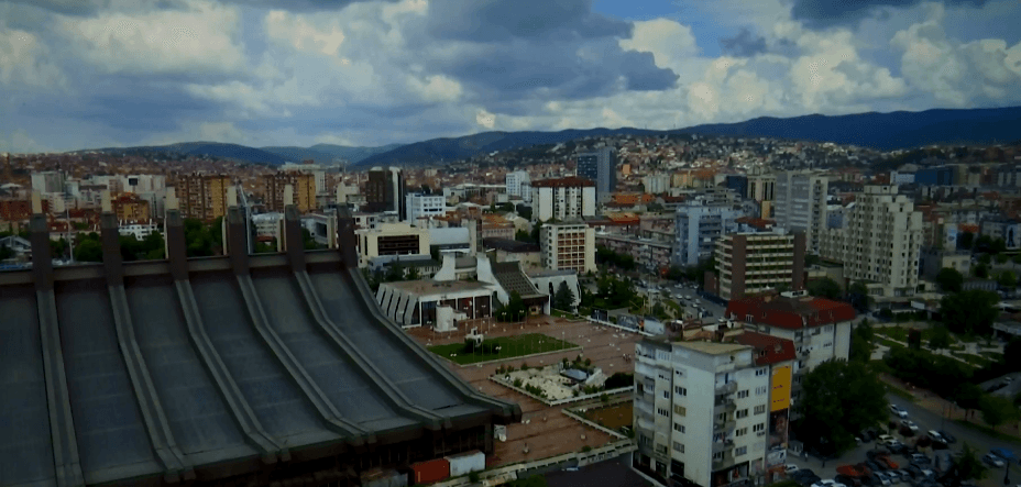 Tre meshkuj rrahin një femër në Prishtinë