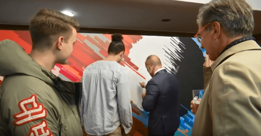 Artistët nga Gjermania me përformancë të veçantë në Prishtinë (VIDEO)
