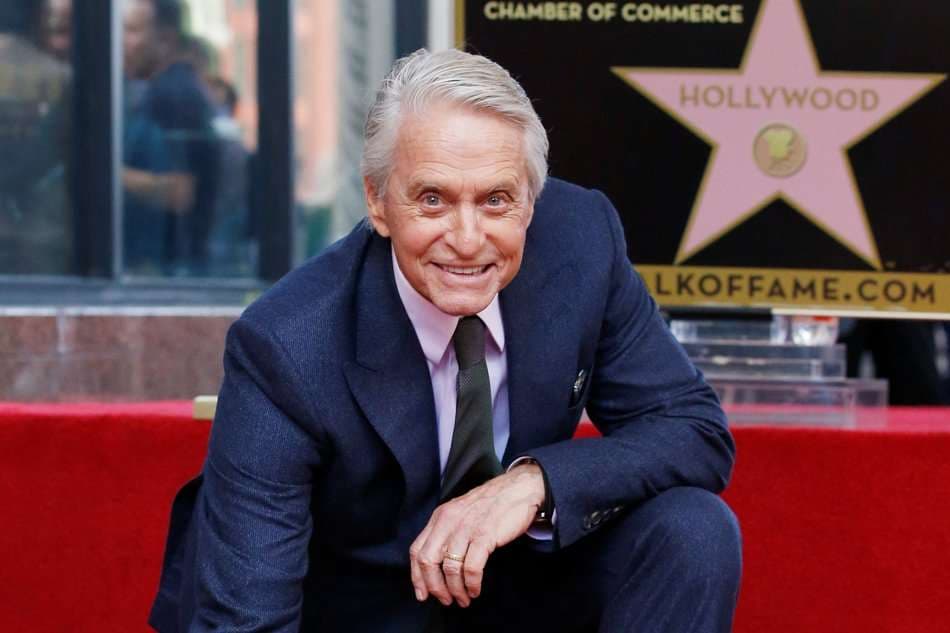 Michael Douglas nderohet me yll në "Walk Of Fame"