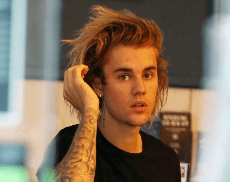 Justin Bieber bën tatuazh në fytyrë