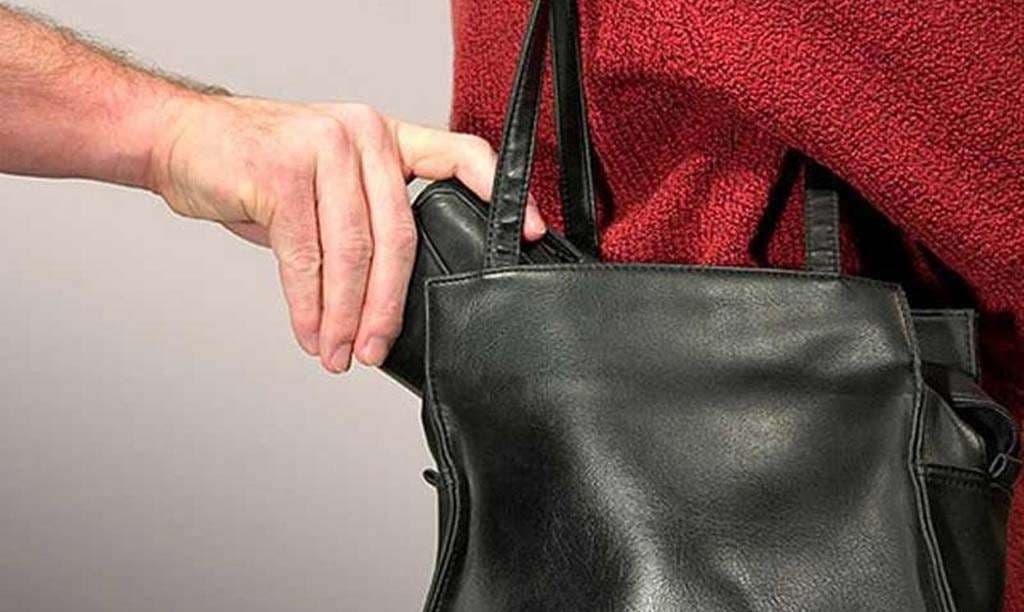 Pejë, një person i maskuar ia grabiti çantën një gruaje