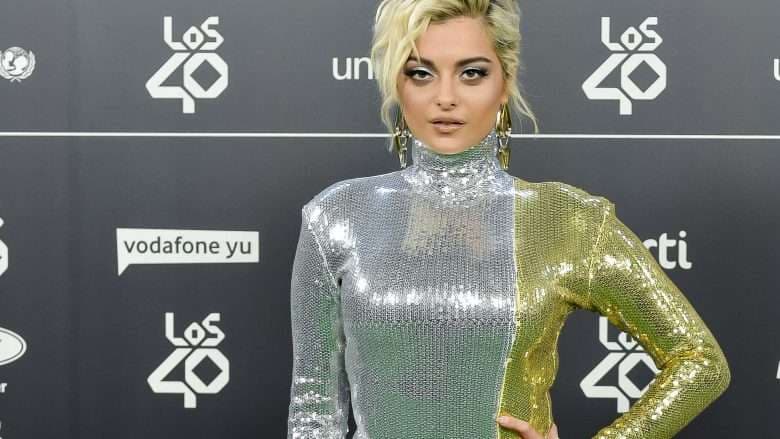 Kështu është dukur Bebe Rexha gjatë performancës në Spanjë (VIDEO)