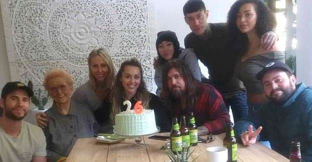 Miley Cyrus feston ditëlindjen e 26 me të fejuarin