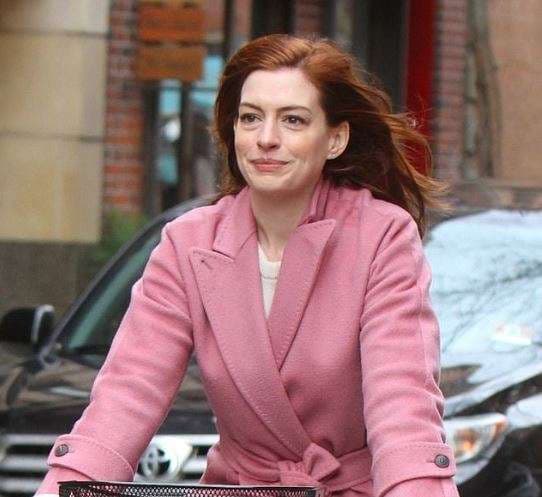 Anne Hathway duket e mrekullueshme teksa aktron