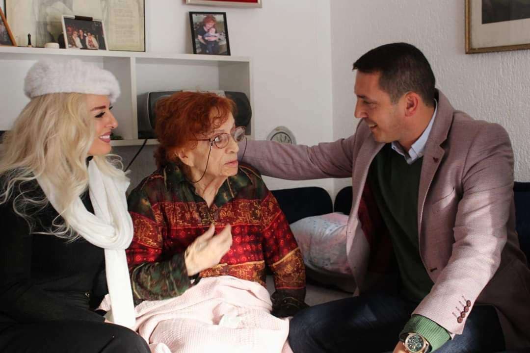 Nexhmije Pagarushës i dorëzohet vendimi për statusin e qytetares me merita të veçanta
