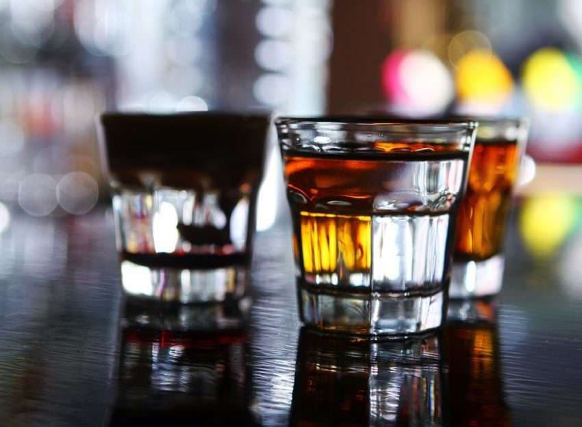 Kur e teproni me alkoolin, pasojnë të vjellat
