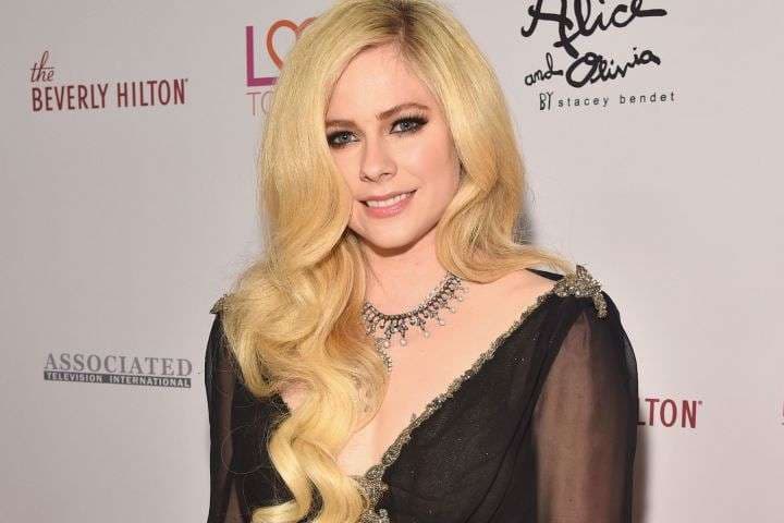 Avril Lavigne vdiq në vitin 2003 dhe ajo që shohim është një mashtrim?