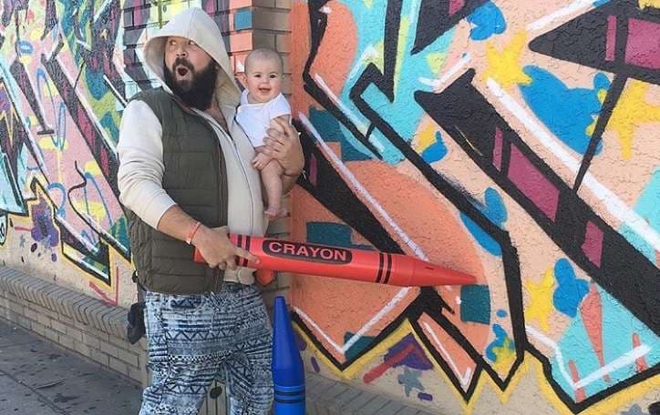 Babai që e kthen albumin e fotografive në një kryevepër (FOTO)