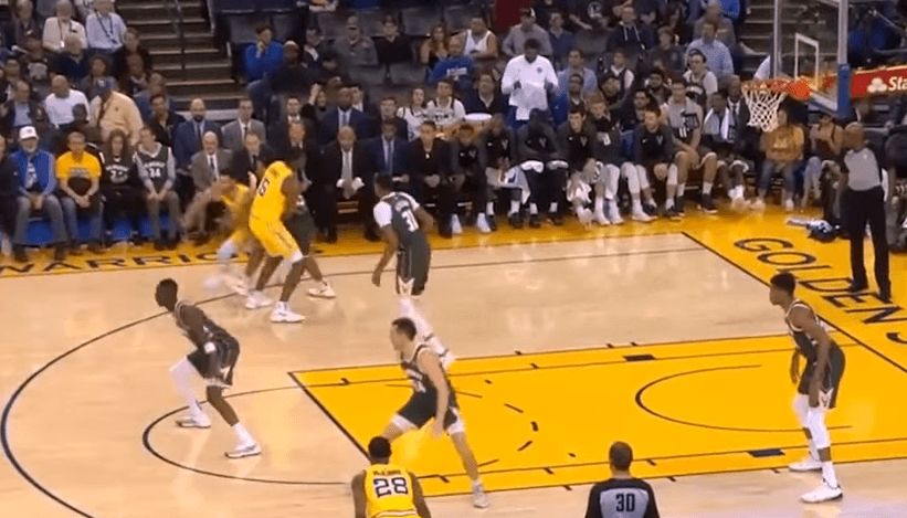 Bucks befasojnë kampionët në Oracle Arena (VIDEO)