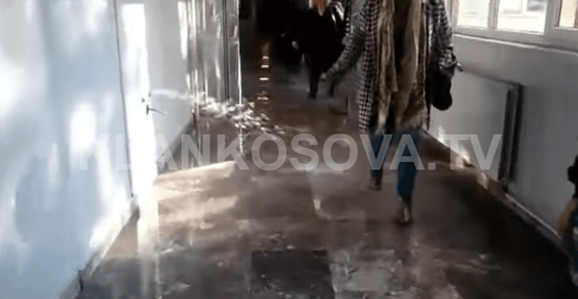 Shpërthen gypi i ujit në Klinikën e Kirurgjisë, defekti sanohet me vonesë (VIDEO)