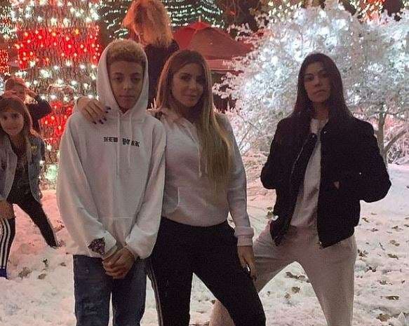 Kourtney Kardashian shëtit fëmijët e saj