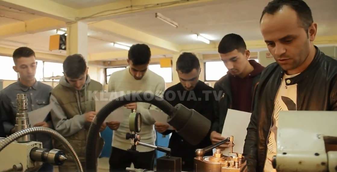 Praktika e studentëve në laboratorin e fakultetit të makinerisë në Mitrovicë (VIDEO)