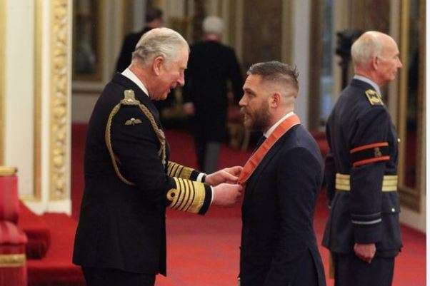 Tom Hardy dekorohet nga Princi Charles