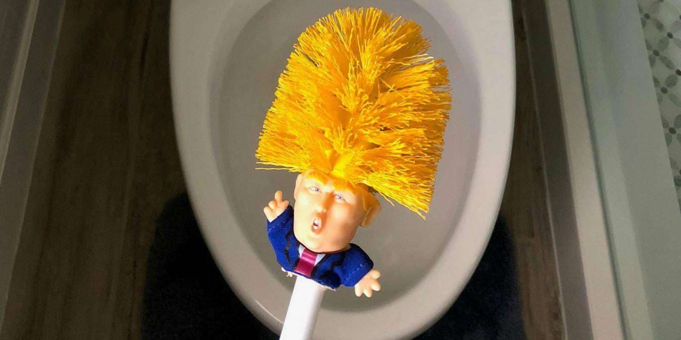 Donald Trump në një brushë tualeti (FOTO)