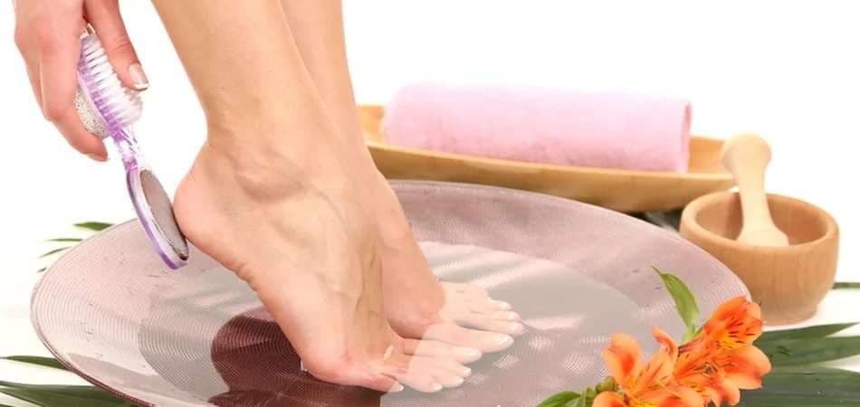 Me këto produkte shtëpiake mund t'i largoni të çarat e këmbëve (FOTO)