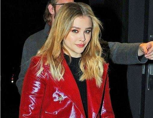 Chloe Grace Martez është një zonjë e veshur në të kuqe