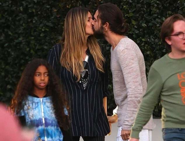 Heidi Klum puthet me të dashurin në publik