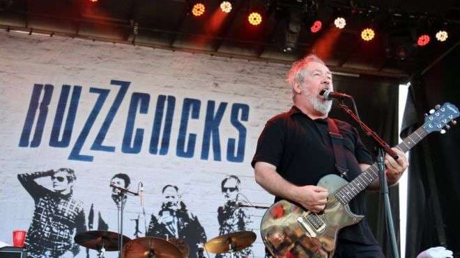 Vdes në moshën 63 vjeçare Pete Shelley, këngëtari i Buzzcoocks (VIDEO)