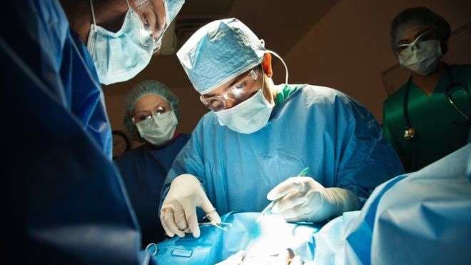 Spitalet në Britani do të ofrojnë operacionet në shpinë për foshnjat në mitër