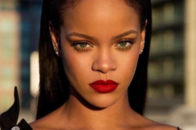 Rihanna shfaqet plot stil (FOTO)