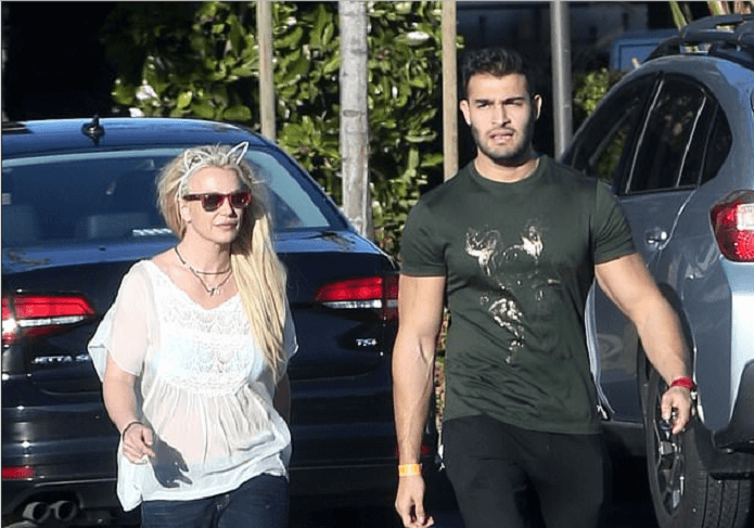 Britney shihet me një shirit me veshë kafshësh me të dashurin e saj