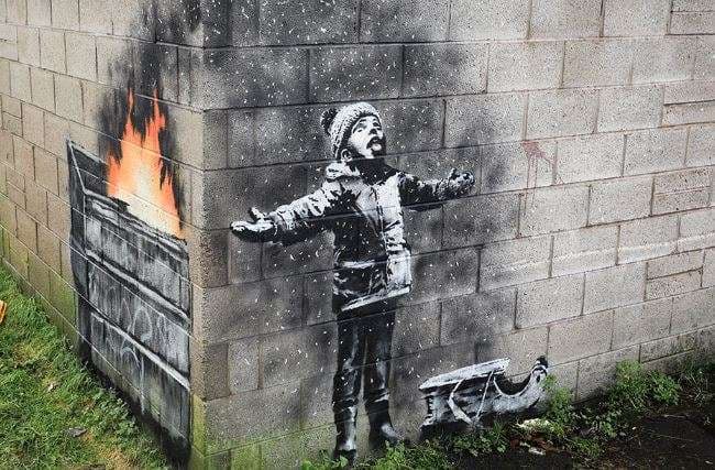 Shfaqet murali i ri i Bansky, banorët e rrethojnë me mburoja plastike