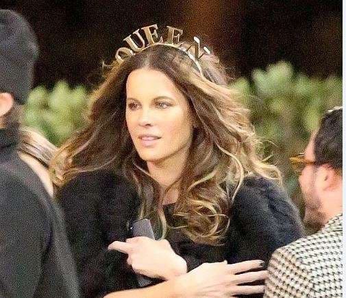 Kate Beckinsale dukej e mrekullueshme në darkën e saj me miq