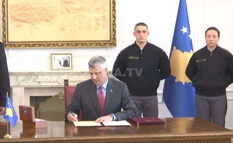 Thaçi zyrtarizon ushtrinë (VIDEO)