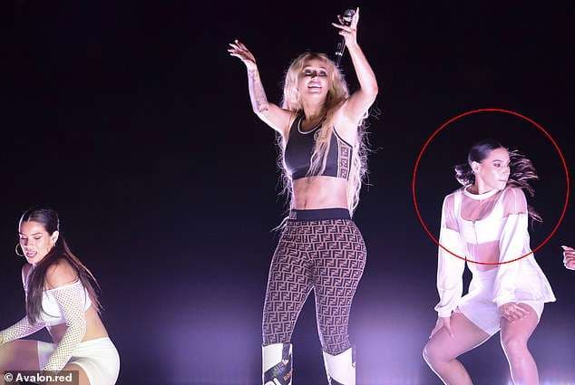 Kërcimtarja e Iggy Azalea rrëzohet gjatë performancës së saj (VIDEO)