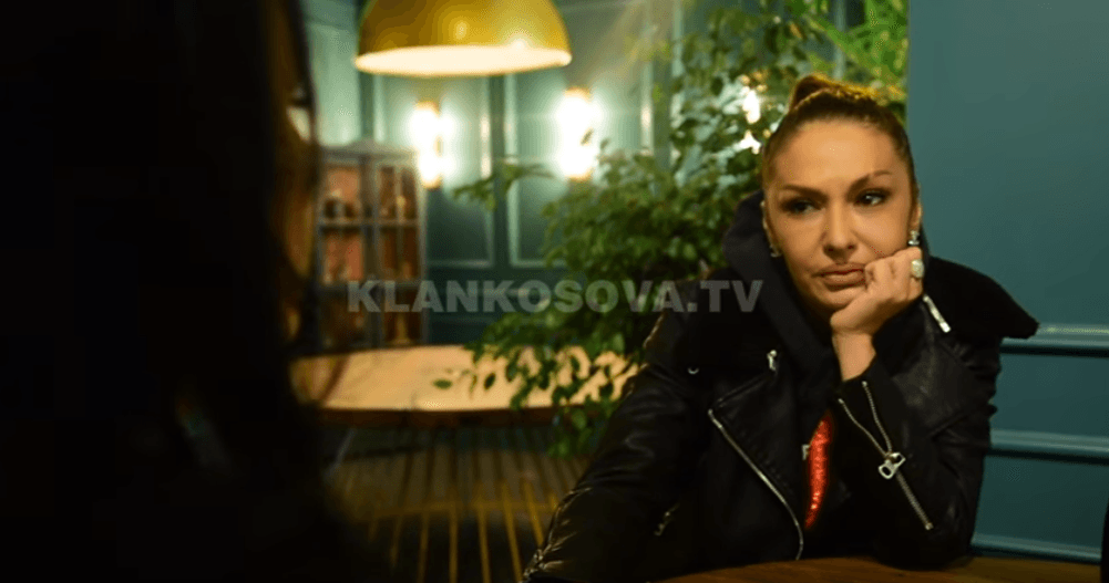Adelina Ismaili feston ditëlindjen dhe Ushtrinë: “Meritat i ka Presidenti Rugova” (VIDEO)