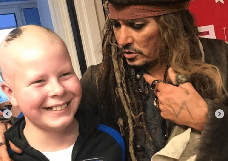 Johnny Depp viziton pacientët me kancer i veshur si Jack Sparrow