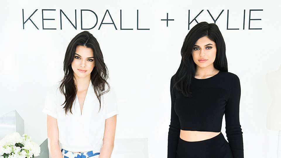 Kendall dhe Kylie shfaqën të përqafuara në fotografitë e fundit