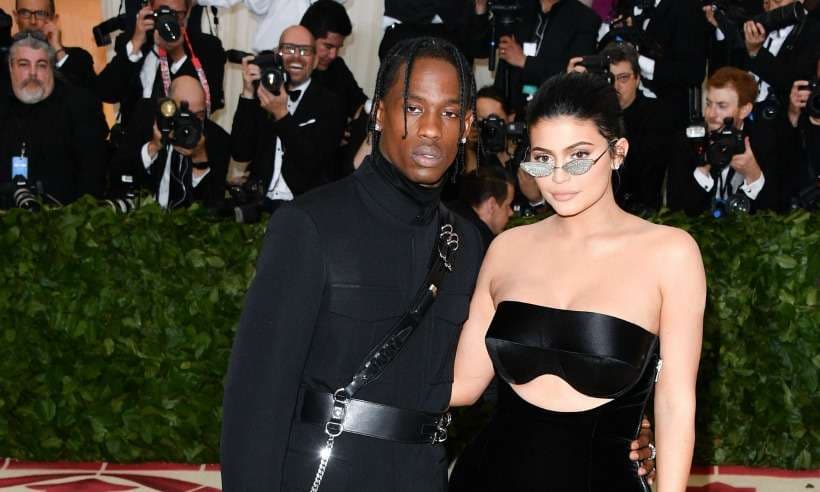 Kylie Jenner thyen heshtjen për tradhtinë e Travis Scott