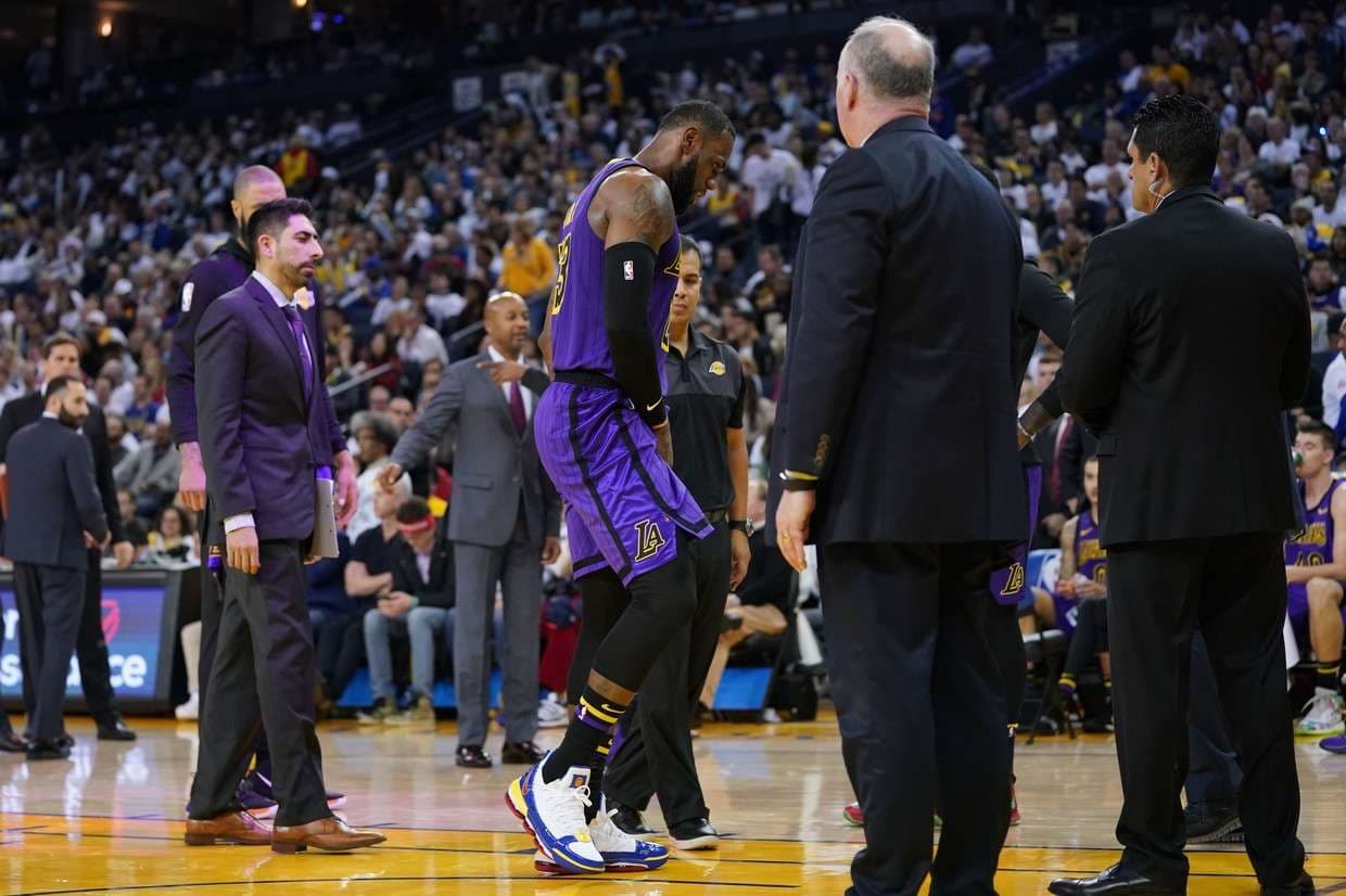 LeBron James shfaqet me gotë vere në ndeshjen e Lakers (VIDEO)