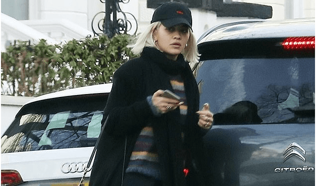 Rita Ora befason me pamjen, pa grim dhe me rroba të thjeshta