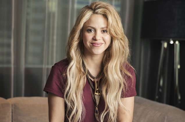 Shakira pret flokët e saj karakteristike