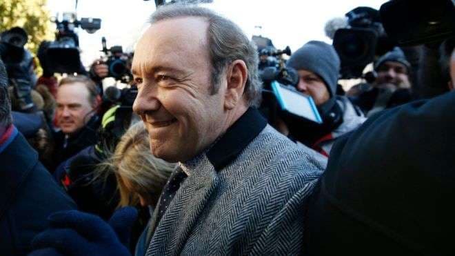 Aktori Kevin Spacey shkon në gjykatë nën akuzën për sulm seksual ndaj një djali 18-vjeçar