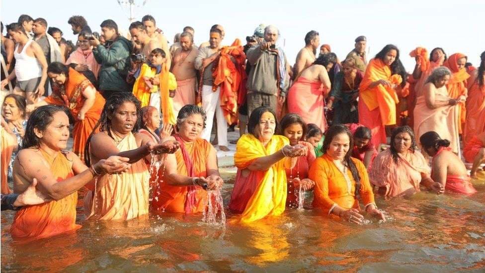 Indi, miliona njerëz mblidhen për "Kumbh Mela" (VIDEO)