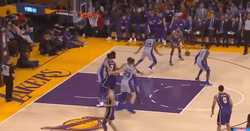 Lakers me fitore bindëse ndaj Pistons
