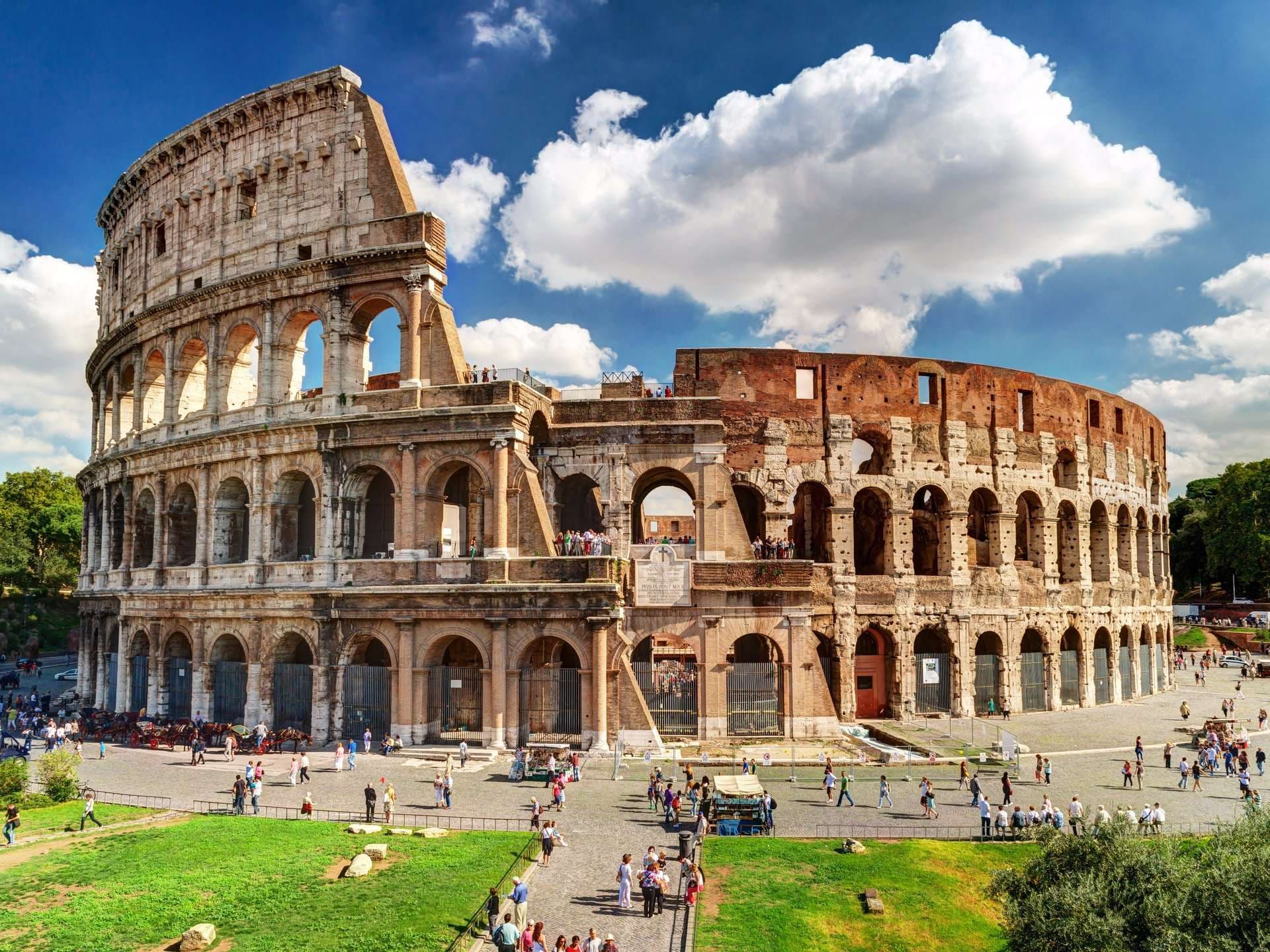 Roma ndalon autobusët me turistë në zonën historike