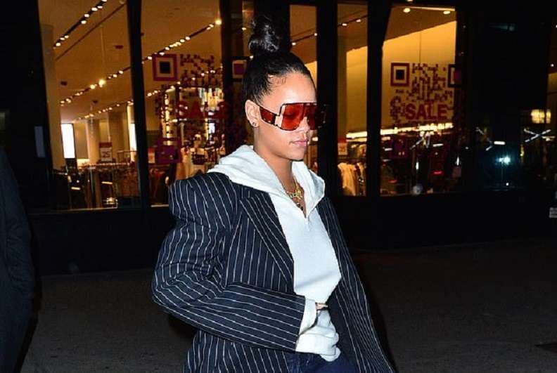 Rihanna del me një veshje të çuditshme
