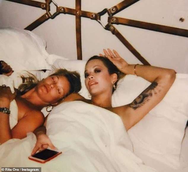 Rita Ora shoqe me modelen Kate Moss