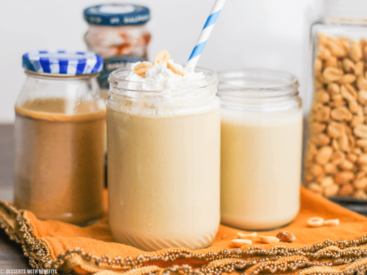 Smoothie me gjalpë kikiriku dhe qumësht bajame