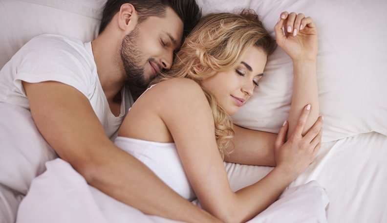 Fjetja me personin që e doni ul stresin