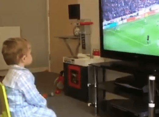 Vogëlushi që shkrin zemrat, ja çfarë do të thotë të jesh tifioz i futbollit (VIDEO)